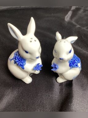 Cosmos Gifts White Ceramic Blue Floral Bunny Salt and Pepper Shaker Set NIB